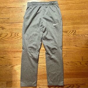 Dri-FIT Therma-FIT boys' fleece-lined sweatpants in grey